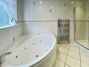 Main Bathroom- click for photo gallery